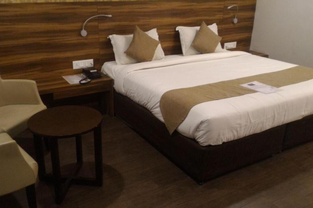 Sandstone Hotel 3*