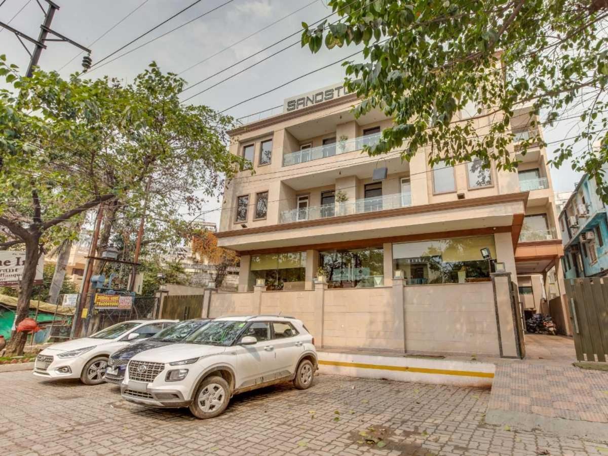 Hotel Sandstone Lucknow