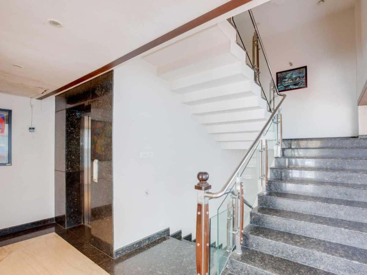 Sandstone Hotel 3*